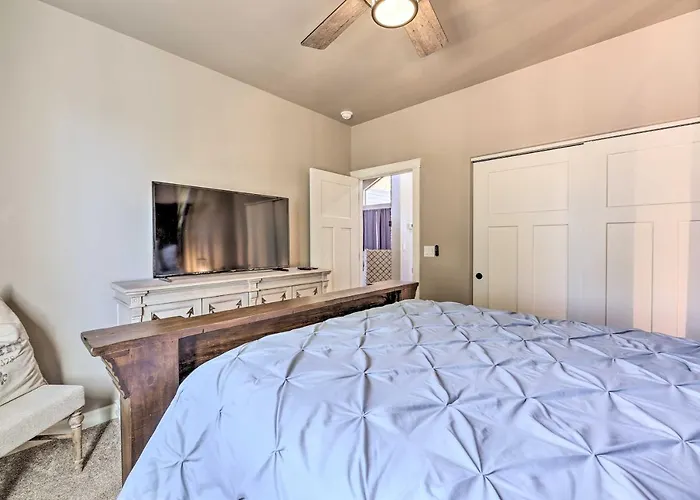 Hot Tub & Ponderosa Views! Luxe In Lakeside Holiday home