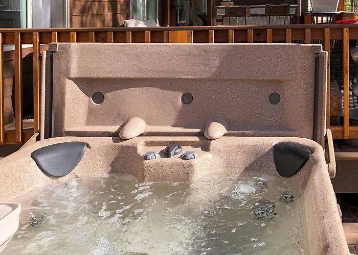 Hot Tub & Ponderosa Views! Luxe In Lakeside Holiday home *