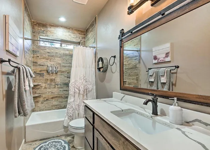 Hot Tub & Ponderosa Views! Luxe In Lakeside *